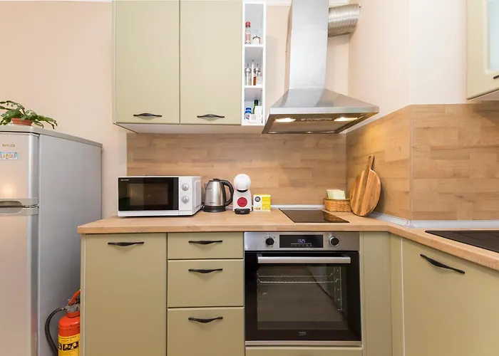 Lovely 1 Bedroom In Apartment *